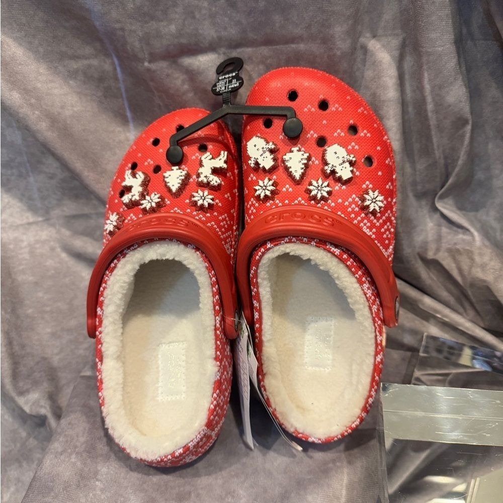 Crocs Holiday Cheer Lined Clogs Christmas Sweater charms W7 M5. NWT